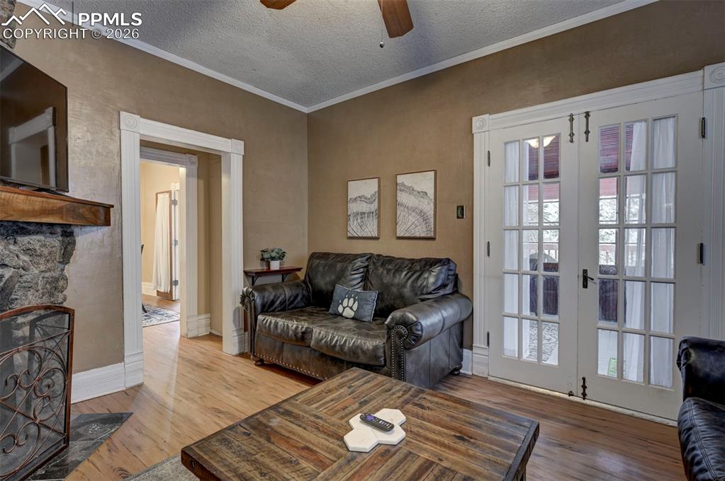 Image 13 of 42: Living Room