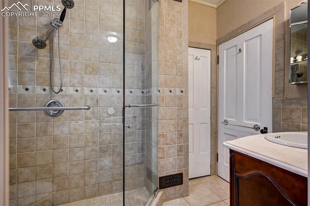 Image 18 of 42: Bathroom