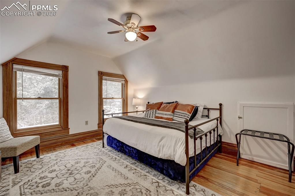 Image 21 of 42: Bedroom