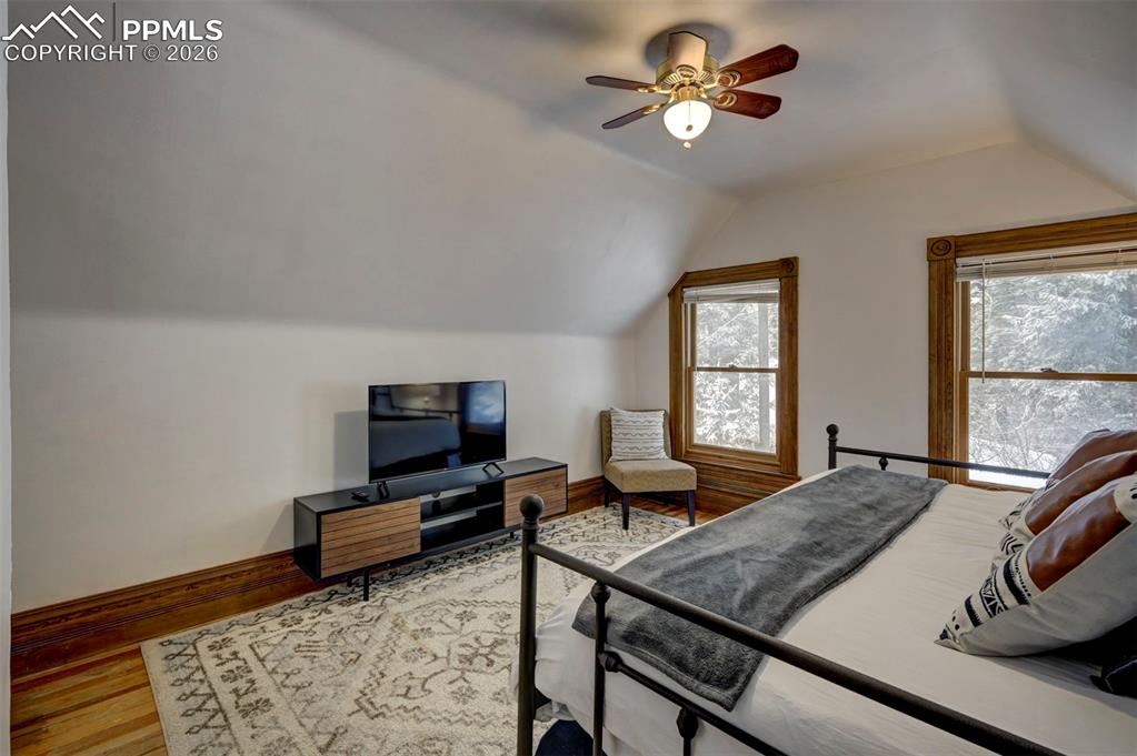 Image 23 of 42: Bedroom