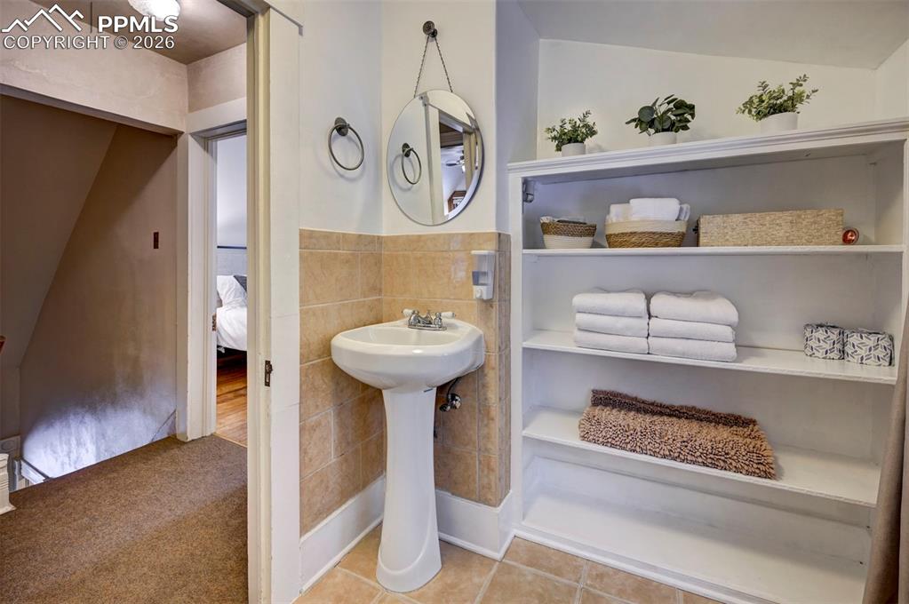 Image 29 of 42: Bathroom