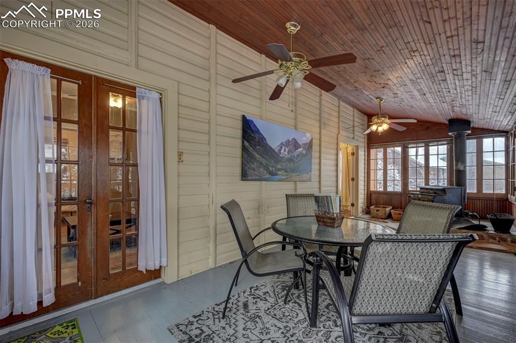 Image 32 of 42: Dining Area