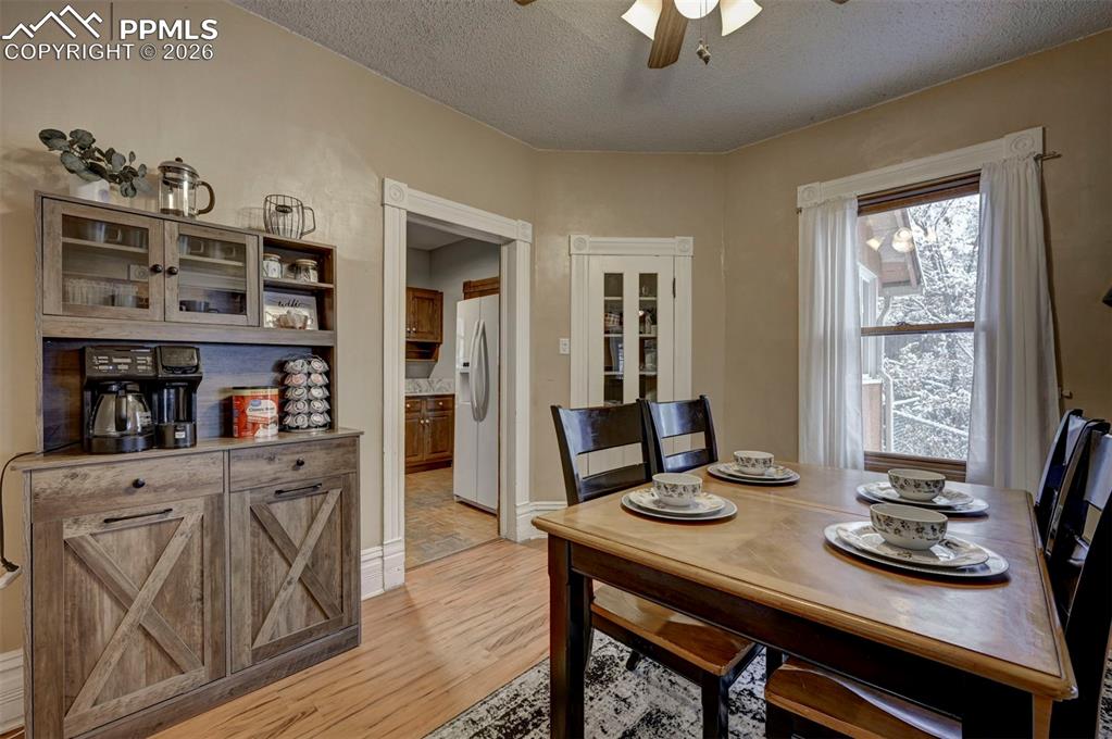 Image 7 of 42: Dining Area