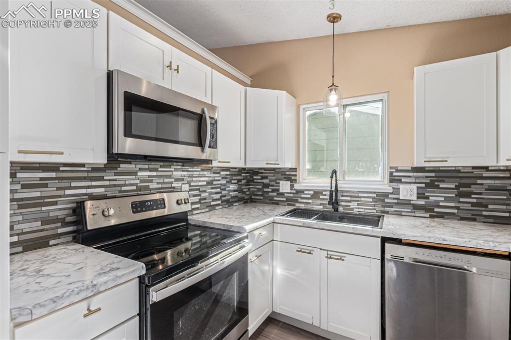 Image 13 of 39: Kitchen