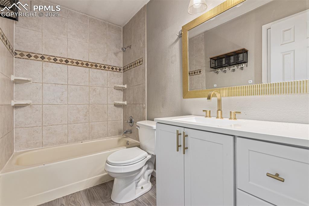 Image 19 of 39: Bathroom