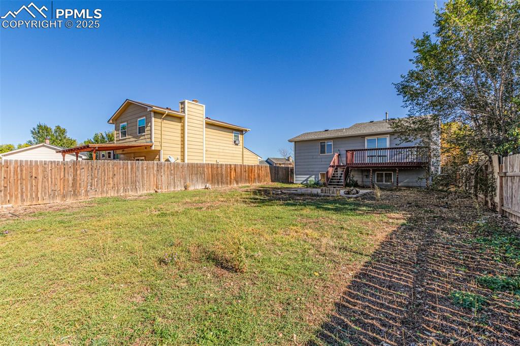 Image 34 of 39: Yard