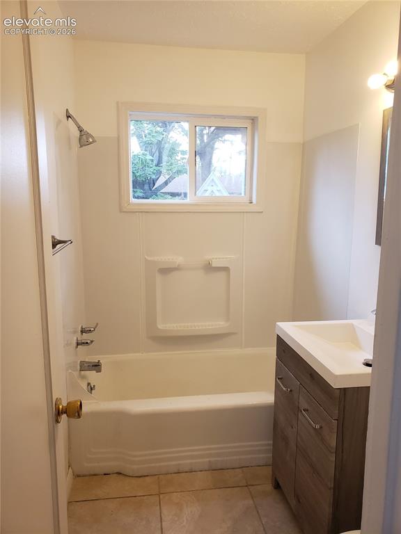 Image 10 of 13: Bathroom