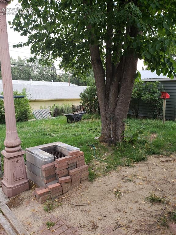 Image 12 of 13: Yard