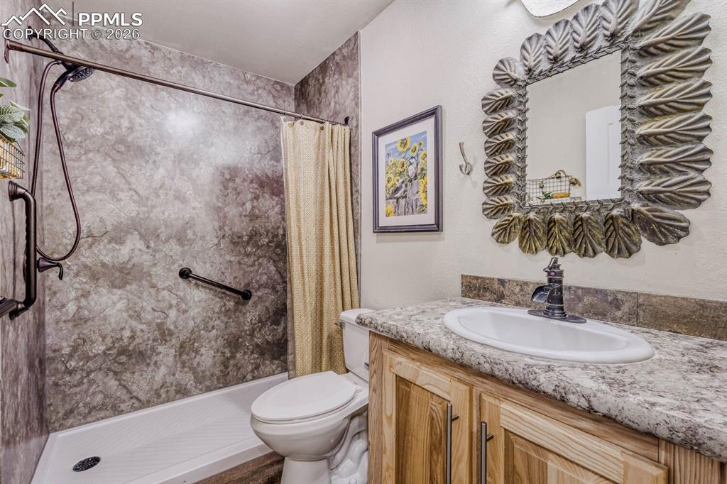 Image 22 of 33: Bathroom