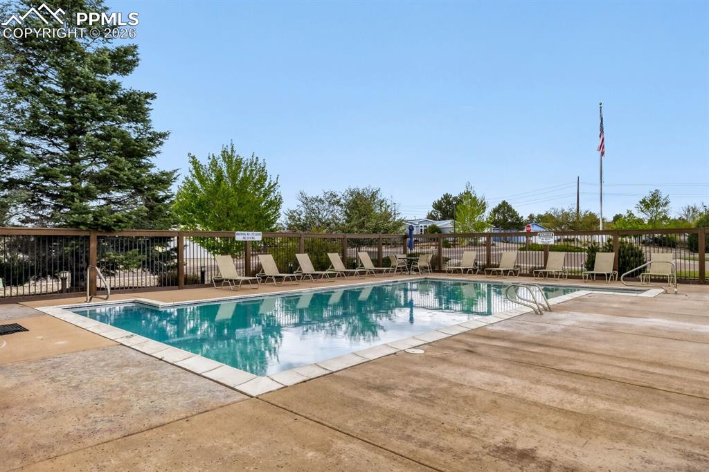 Image 31 of 33: Pool