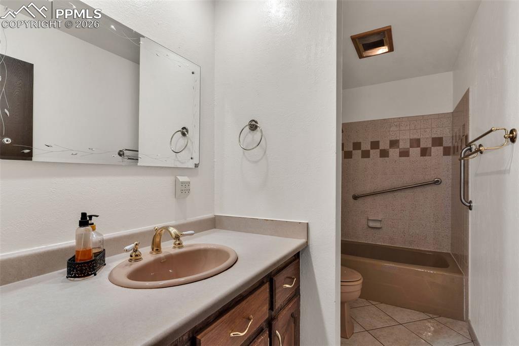 Image 16 of 48: Bathroom