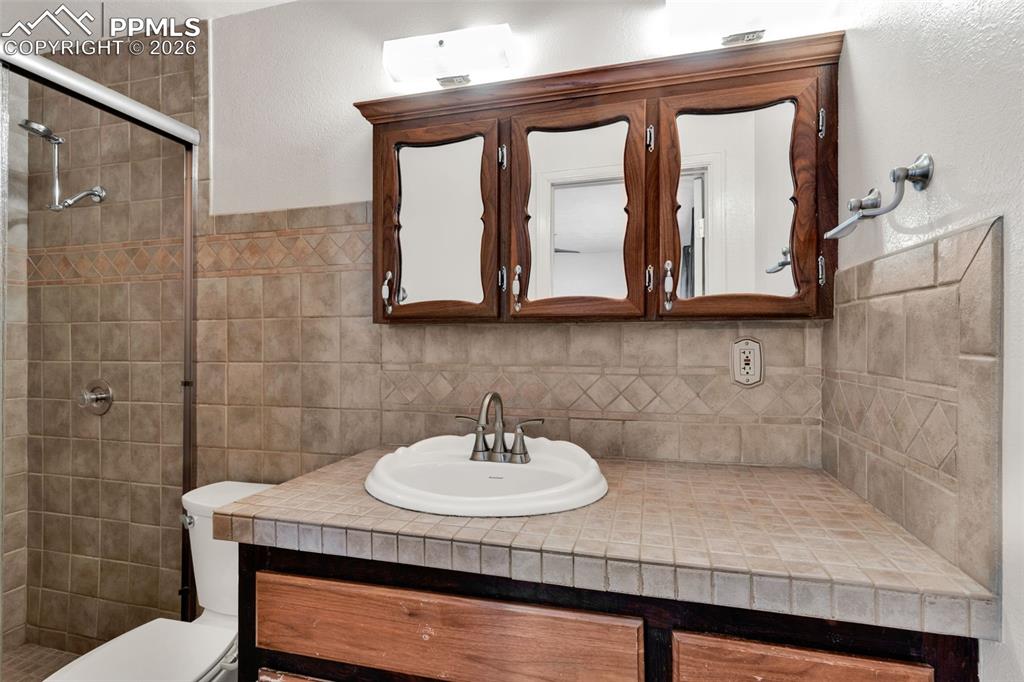 Image 19 of 48: Bathroom