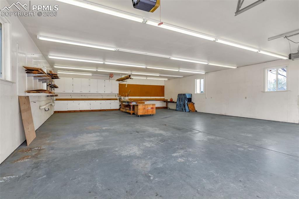 Image 40 of 48: Garage