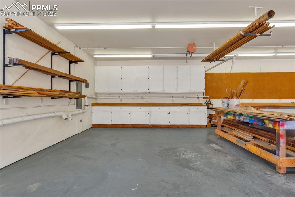 Image 41 of 48: Garage