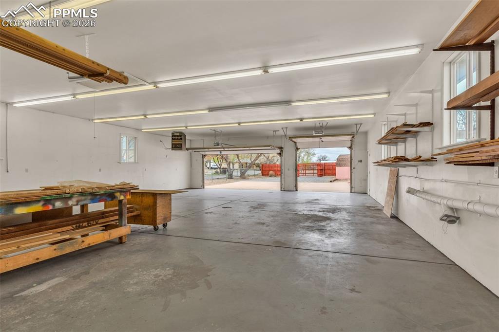 Image 42 of 48: Garage