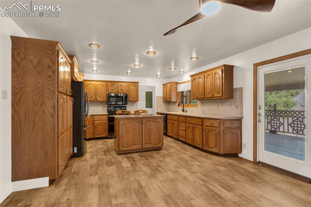 Image 9 of 48: Kitchen