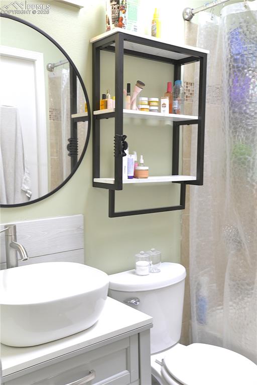 Image 13 of 25: Shared Main Level bathroom with skylight is bright and cheery.