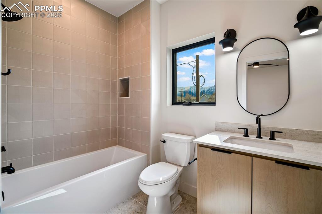 Image 12 of 50: Bathroom