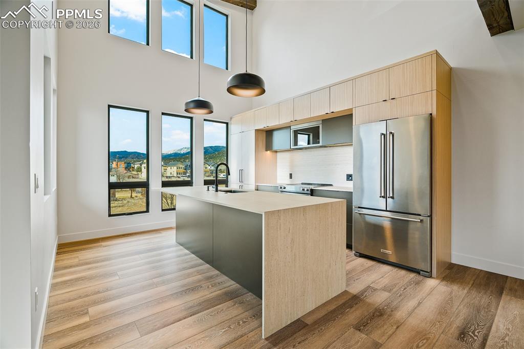 Image 3 of 50: Kitchen