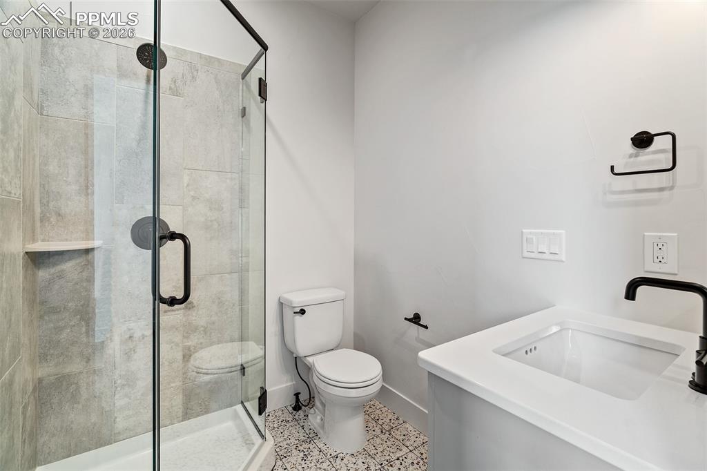 Image 32 of 50: Bathroom