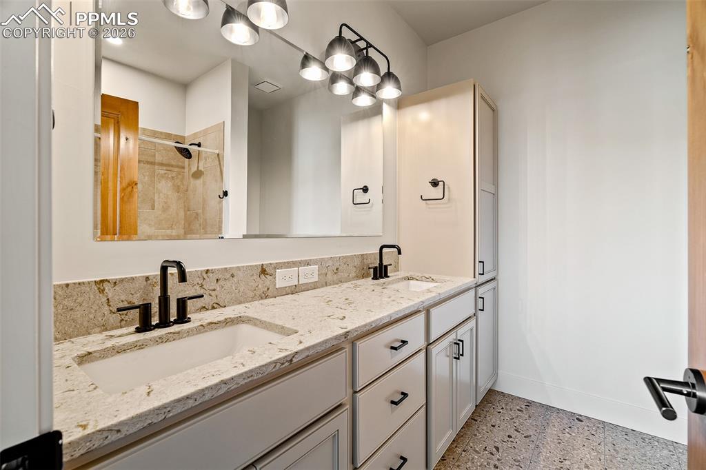 Image 34 of 50: Bathroom