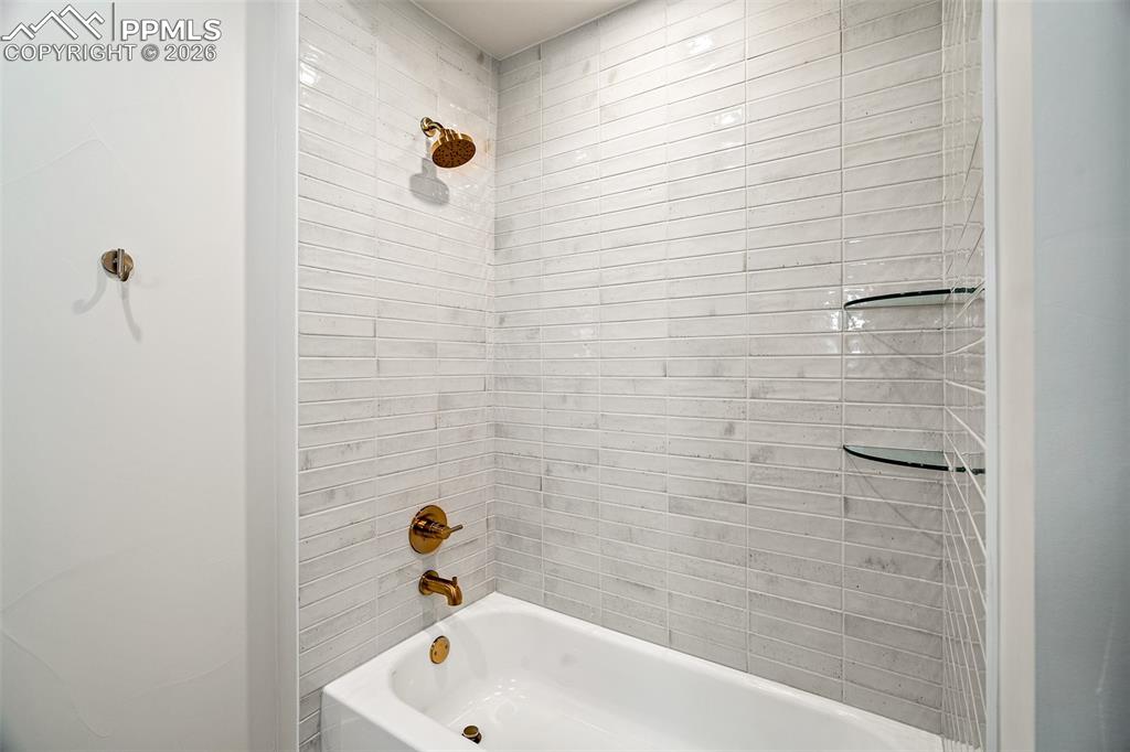 Image 41 of 50: Bathroom