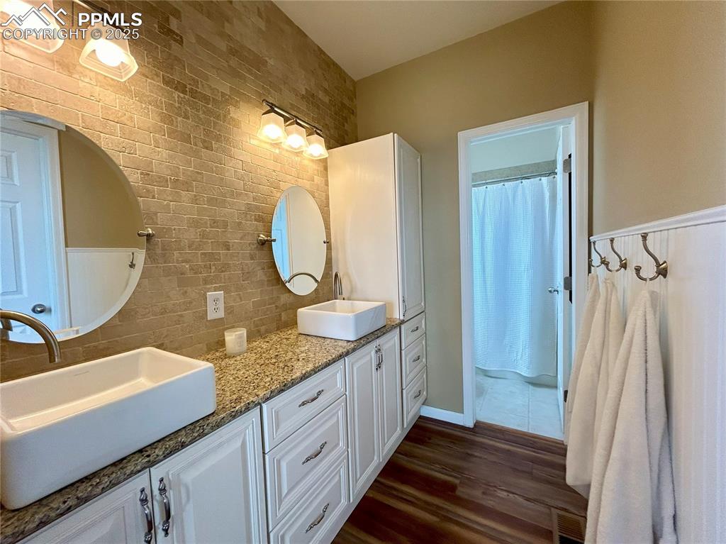 Image 10 of 24: Bathroom