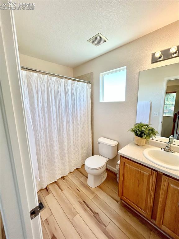 Image 16 of 24: Bathroom