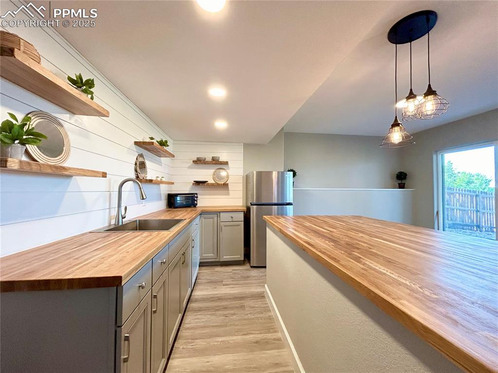 Image 18 of 24: Kitchen