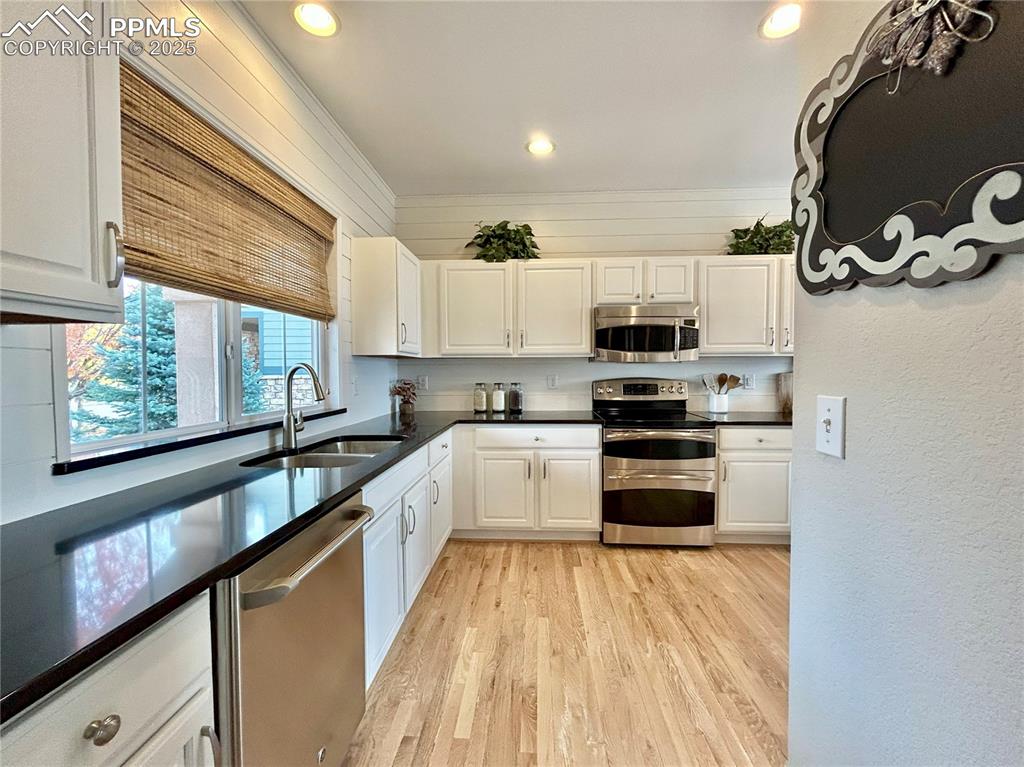 Image 3 of 24: Kitchen