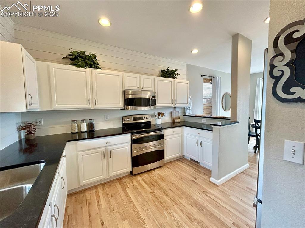 Image 4 of 24: Kitchen