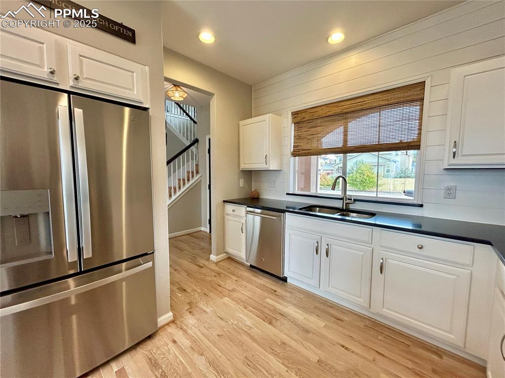 Image 5 of 24: Kitchen