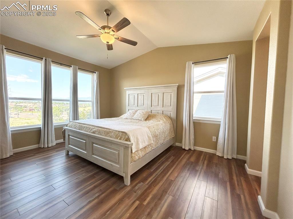 Image 9 of 24: Bedroom