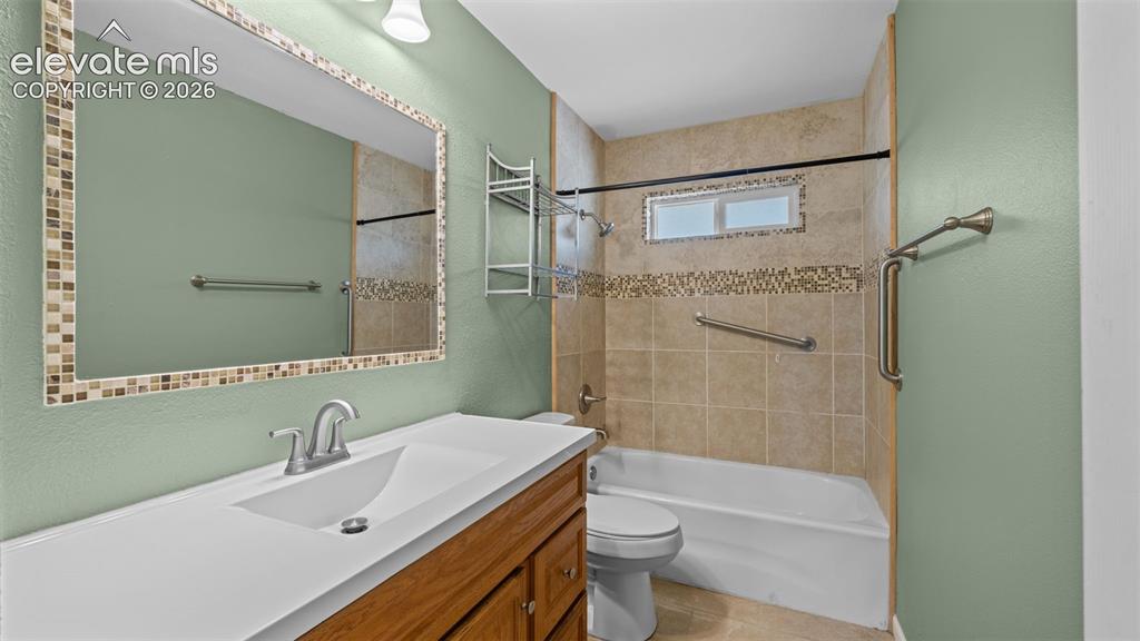 Image 25 of 38: Bathroom