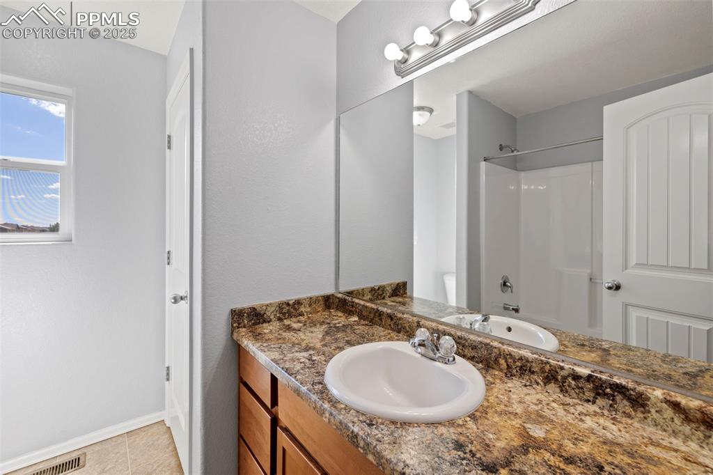 Image 32 of 38: Bathroom