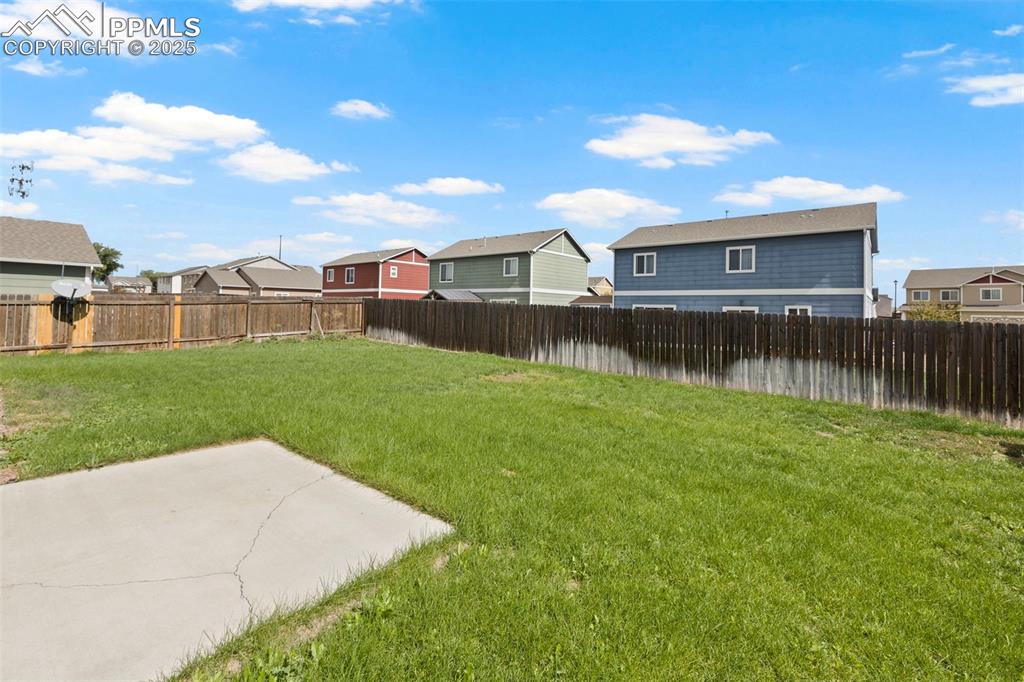 Image 37 of 38: Yard