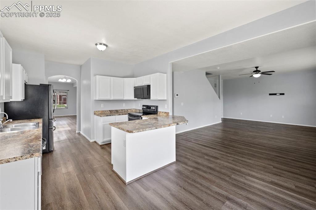 Image 7 of 38: Kitchen