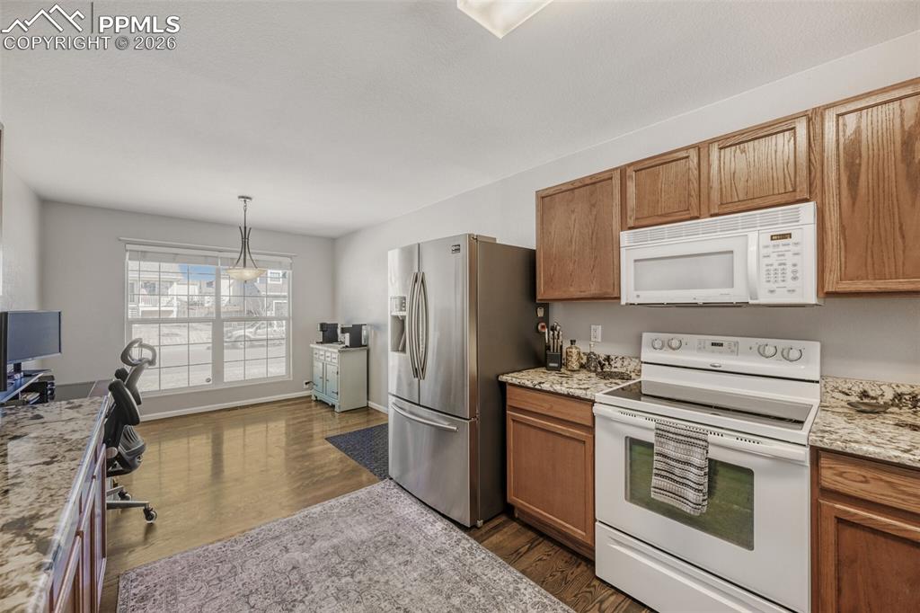 Image 14 of 39: Kitchen