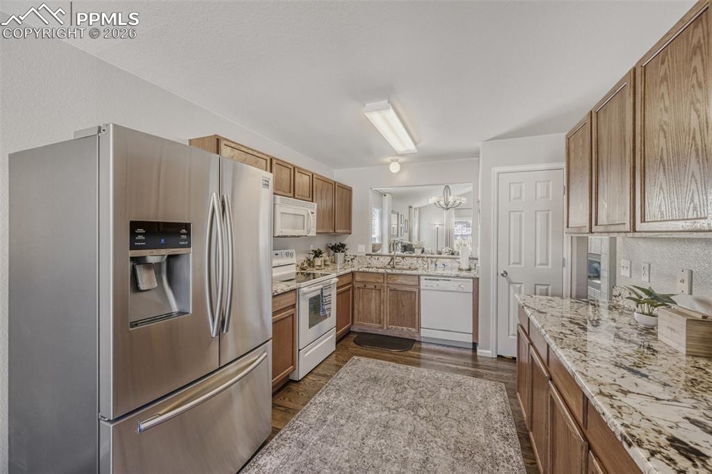 Image 17 of 39: Kitchen