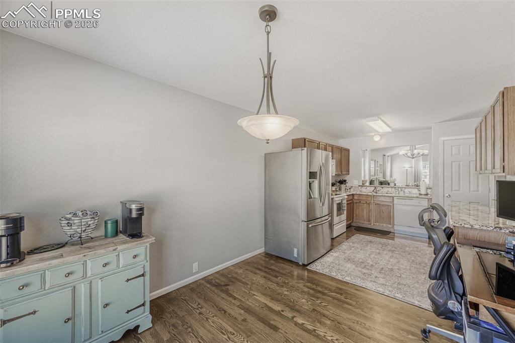 Image 18 of 39: Kitchen