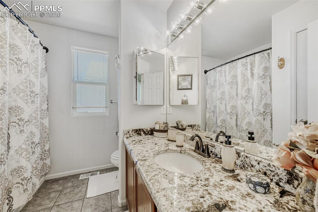 Image 26 of 39: Bathroom