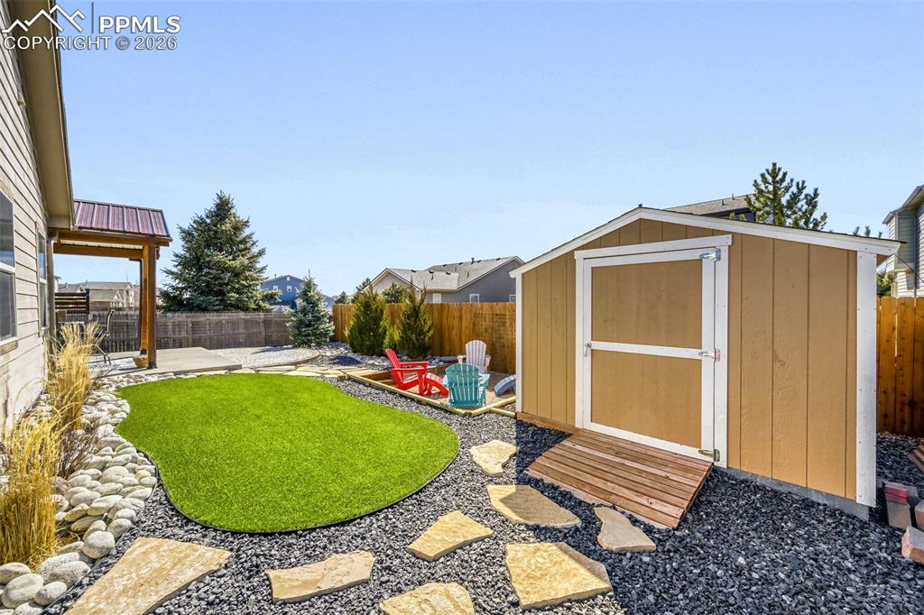 Image 37 of 39: Yard