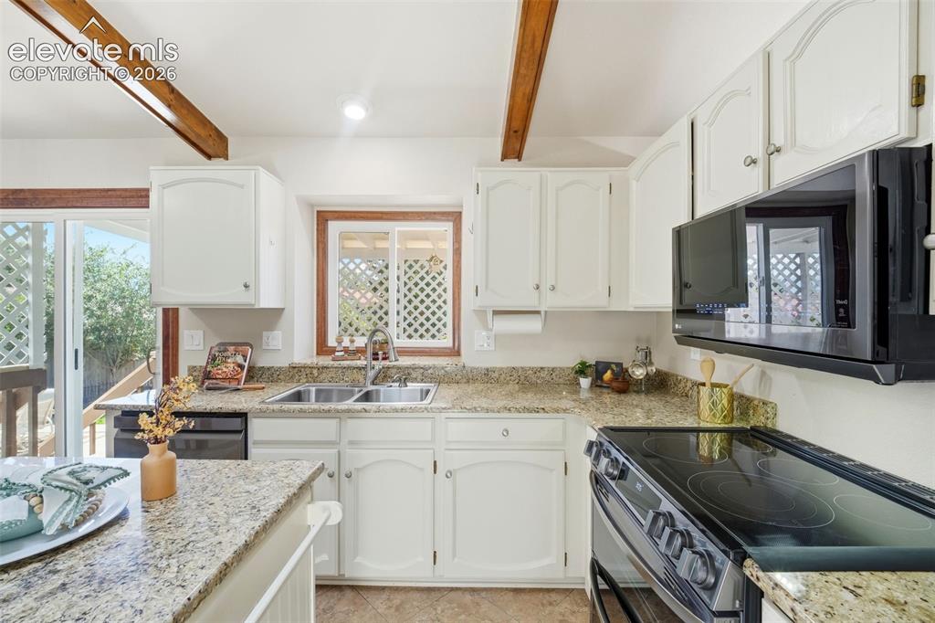 Image 10 of 45: Kitchen