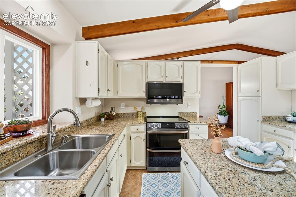 Image 11 of 45: Kitchen