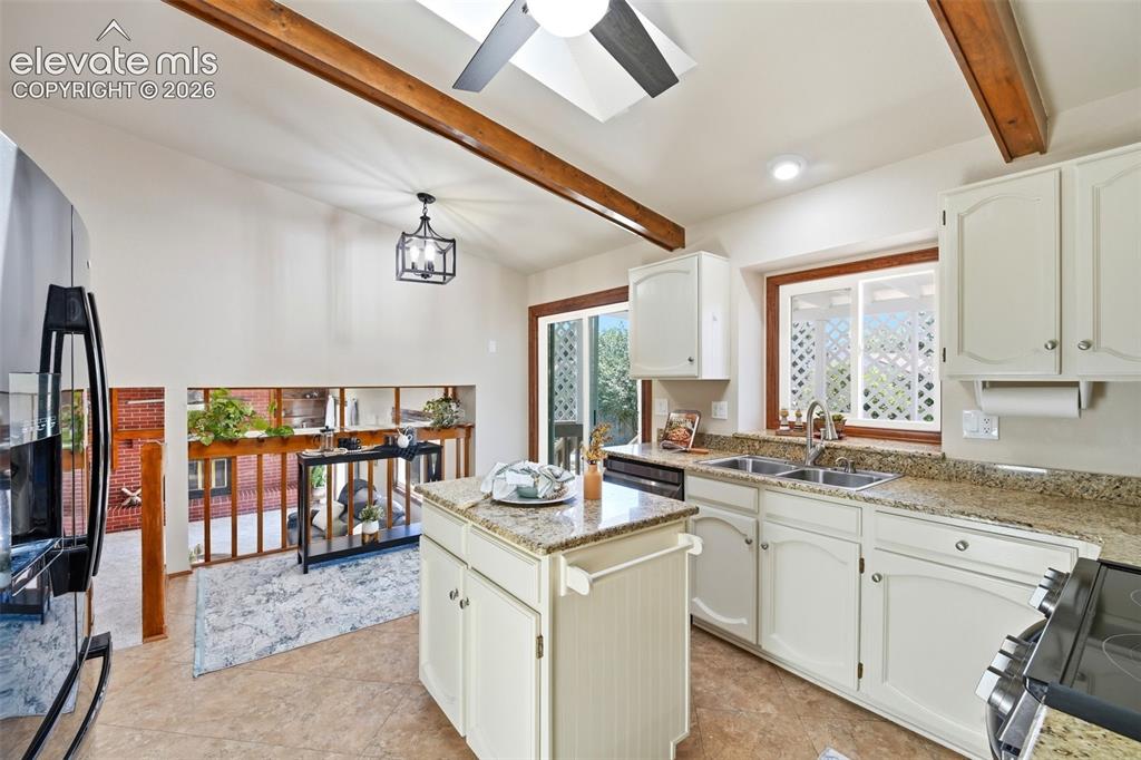 Image 9 of 45: Kitchen