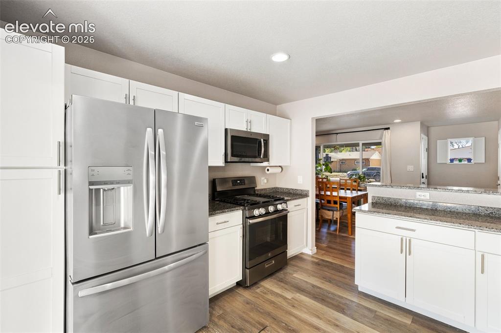 Image 13 of 27: Kitchen