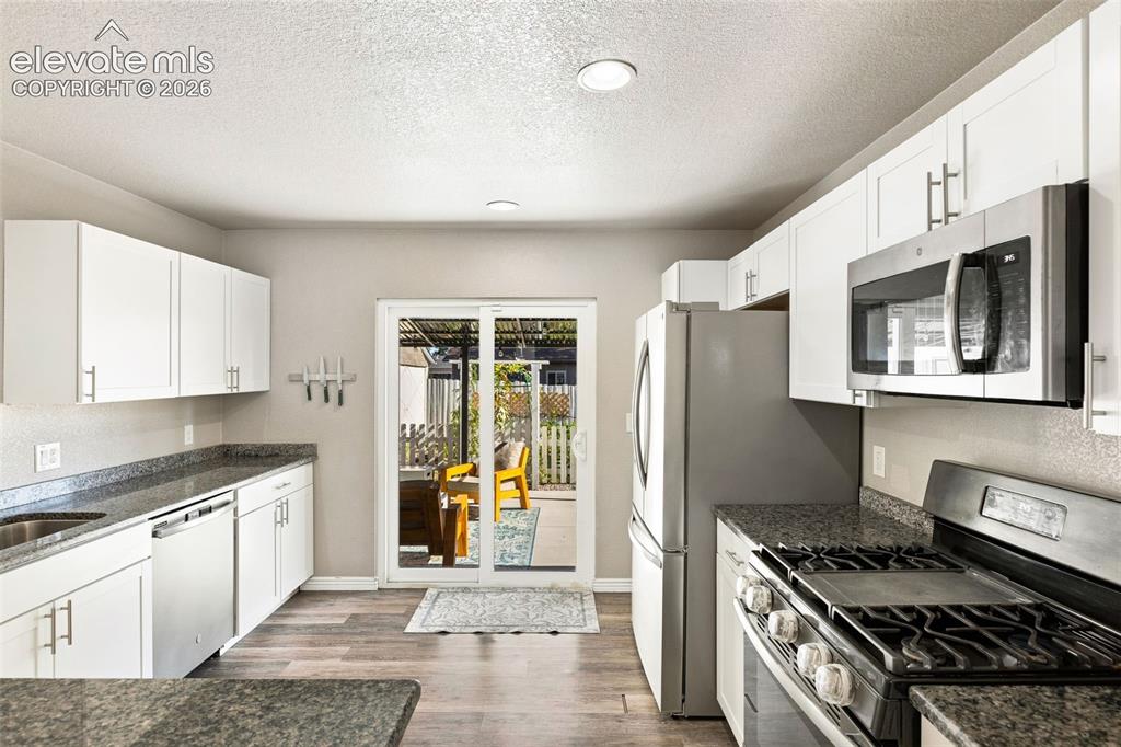 Image 14 of 27: Kitchen