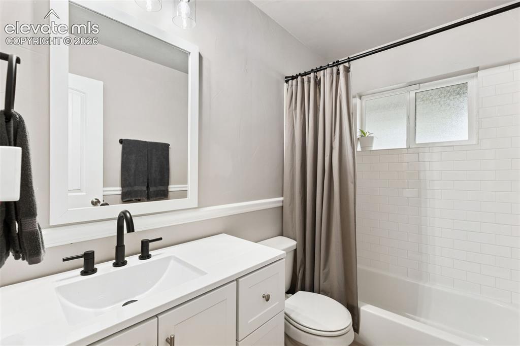 Image 18 of 27: Bathroom