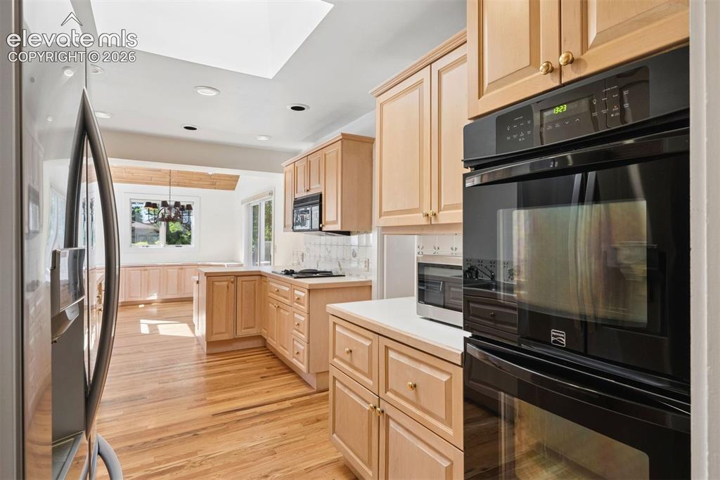 Image 5 of 50: Kitchen