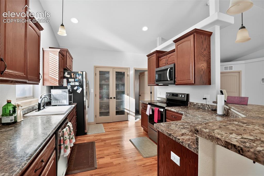 Image 10 of 34: Kitchen